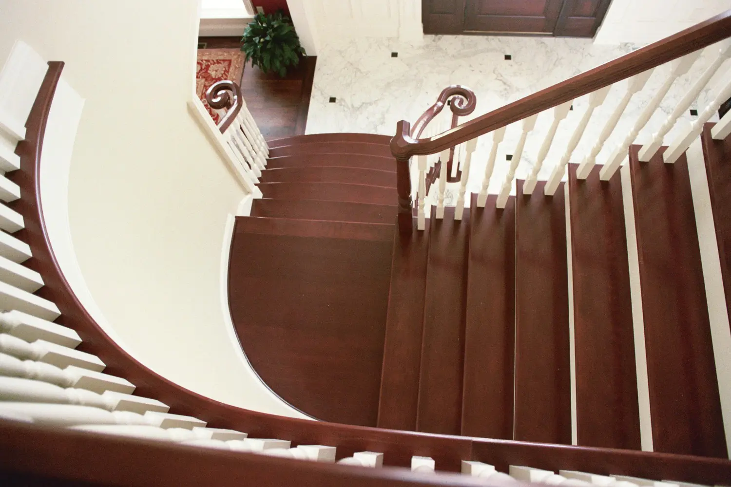 L Shaped Stair With Balloon Bottom Bullnose